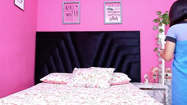 Snapshot of kinkylittlegirll chatting on 10.31.25 kinkylittlegirll online show from 10.31.25