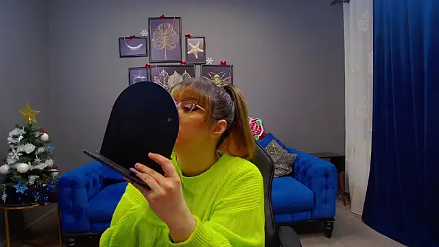 Snapshot of Katewalker_ chatting on 12.21.24 Katewalker online show from 12.21.24