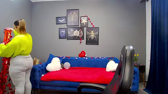 Snapshot of Katewalker_ chatting on 02.14.25 Katewalker online show from 02.14.25