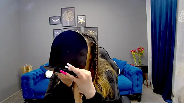 Snapshot of Katewalker_ chatting on 03.18.25 Katewalker online show from 03.18.25