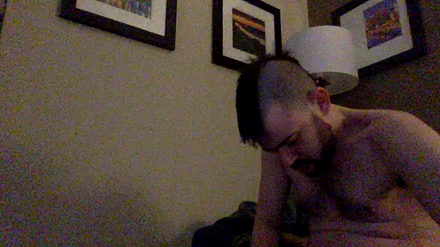 Snapshot of Fr4nk1eFFuxxx chatting on 01.04.25 Fr4nk1eFFuxxx online show from 01.04.25