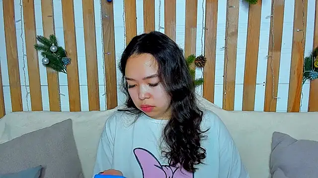 Snapshot of Kris_top_Lee chatting on 12.15.24 Kris top Lee online show from 12.15.24