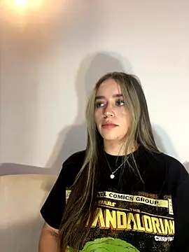 Snapshot of Natalia_Suarez chatting on 10.28.25 Natalia Suarez online show from 10.28.25