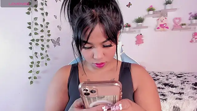 Snapshot of Emily_restrepo chatting on 02.11.25 Emily restrepo online show from 02.11.25