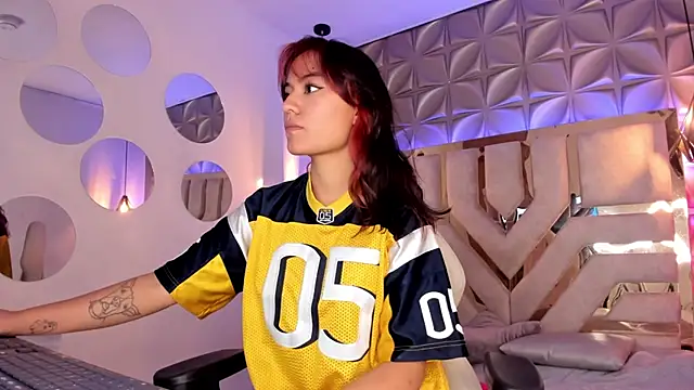 Snapshot of nahia_low chatting on 02.17.25 nahia low online show from 02.17.25