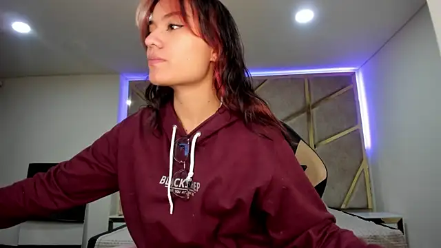 Snapshot of nahia_low chatting on 02.27.25 nahia low online show from 02.27.25