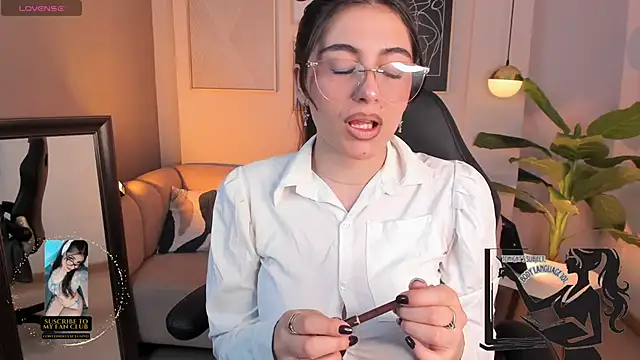 Snapshot of Ellie_Jhonson__ chatting on 10.27.25 Ellie Jhonson online show from 10.27.25