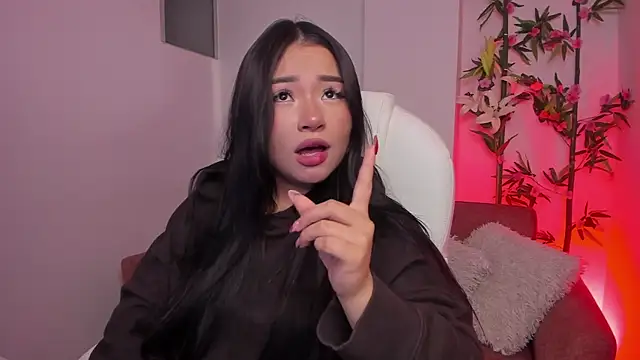 Snapshot of Lulu_Sakura_ chatting on 12.15.24 Lulu Sakura online show from 12.15.24