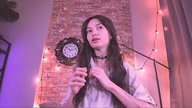 Snapshot of VivianLy_ chatting on 11.07.25 VivianLy online show from 11.07.25