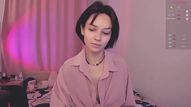 Snapshot of VivianLy_ chatting on 12.04.25 VivianLy online show from 12.04.25