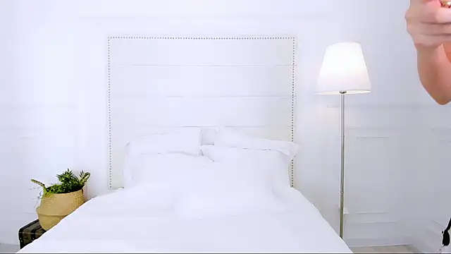 NaomiYuu online show from 04.18.26