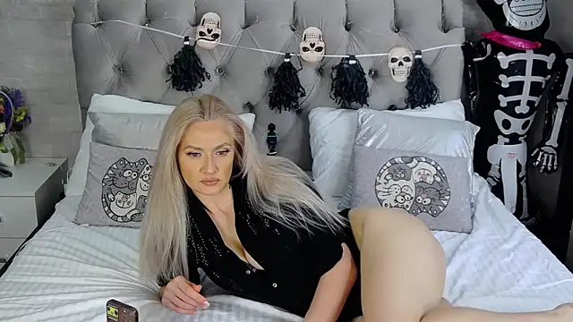 IsabellaDeRosa online show from 10.28.25