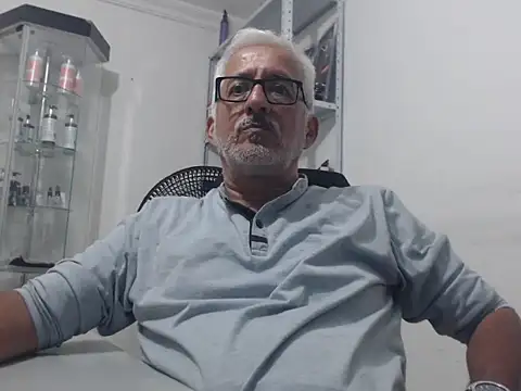 Snapshot of cenizo10124 chatting on 10.22.25 cenizo10124 online show from 10.22.25