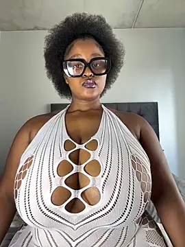 Snapshot of KnockoutBestie chatting on 03.04.25 KnockoutBestie online show from 03.04.25