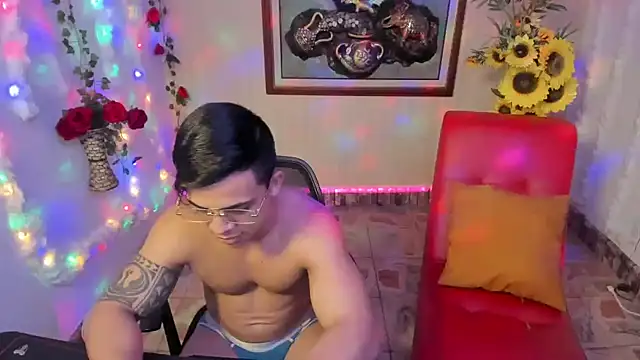 Snapshot of TheMuscularVenezuelanMan chatting on 03.04.25 TheMuscularVenezuelanMan online show from 03.04.25