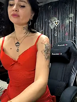 Snapshot of KikiXRed chatting on 12.18.24 KikiXRed online show from 12.18.24