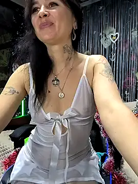 Snapshot of KikiXRed chatting on 12.21.24 KikiXRed online show from 12.21.24