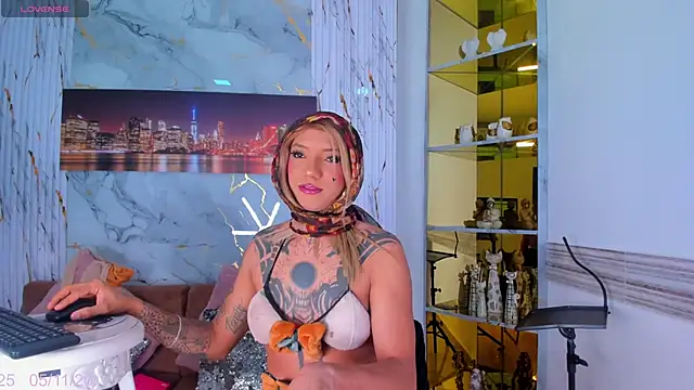 Snapshot of EmmaHills_Sex chatting on 11.05.25 EmmaHills Sex online show from 11.05.25