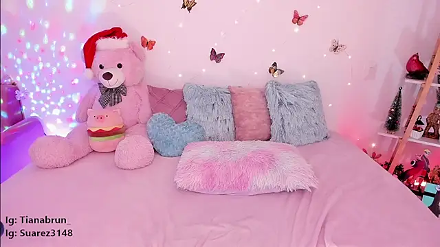 Snapshot of Zara_uwu_ chatting on 12.31.24 Zara uwu online show from 12.31.24
