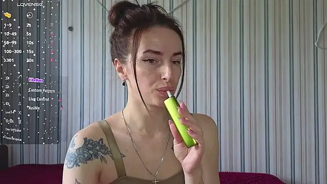 Snapshot of xx_adrihanna_xx chatting on 06.17.26 xx adrihanna xx online show from 06.17.26