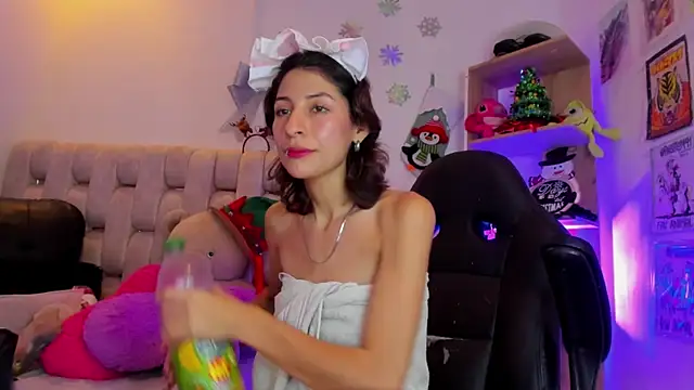 Snapshot of Gorgeous_Team chatting on 12.18.24 Gorgeous Team online show from 12.18.24