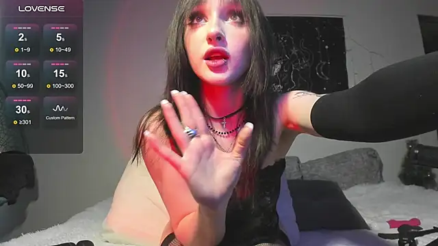 Snapshot of JuliaVangg_19 chatting on 04.14.26 JuliaVangg 19 online show from 04.14.26