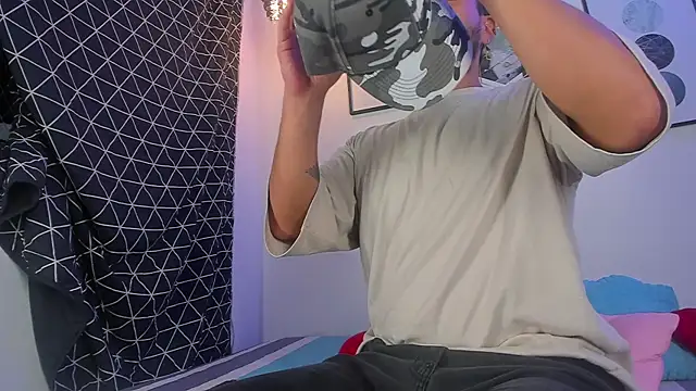 Snapshot of Juan_Castano chatting on 03.16.25 Juan Castano online show from 03.16.25