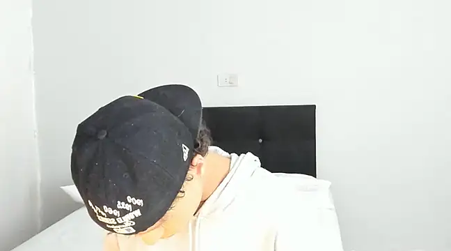 Snapshot of angelcortes chatting on 03.04.25 angelcortes online show from 03.04.25