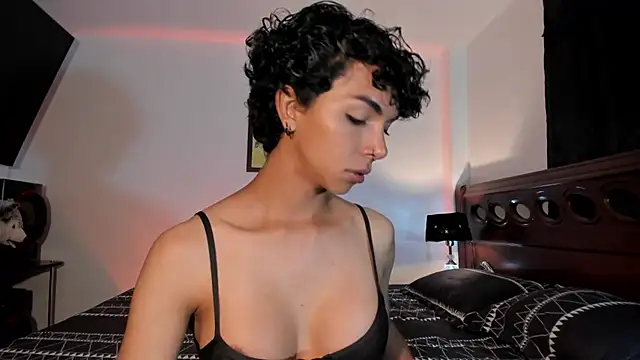 Snapshot of xhenisa_ chatting on 12.28.24 xhenisa online show from 12.28.24