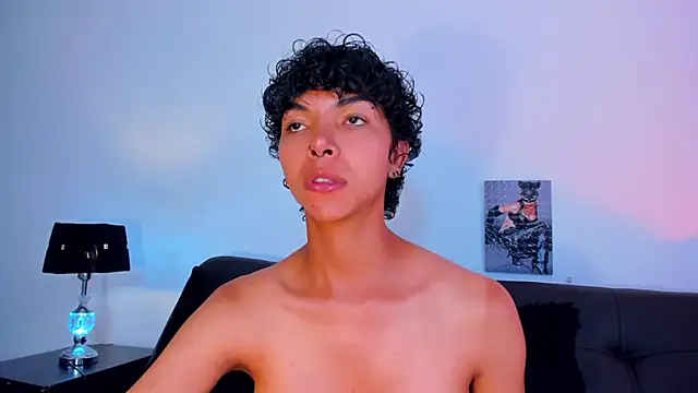 Snapshot of xhenisa_ chatting on 01.28.25 xhenisa online show from 01.28.25