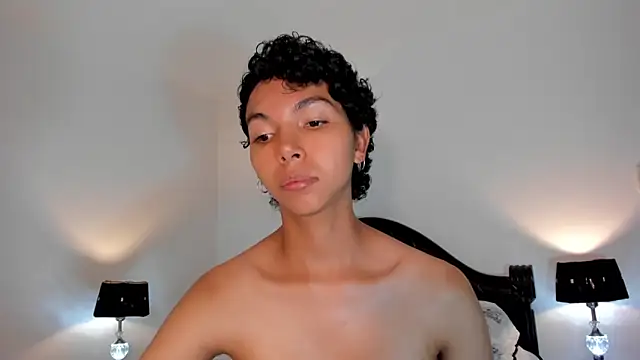 Snapshot of xhenisa_ chatting on 03.10.25 xhenisa online show from 03.10.25