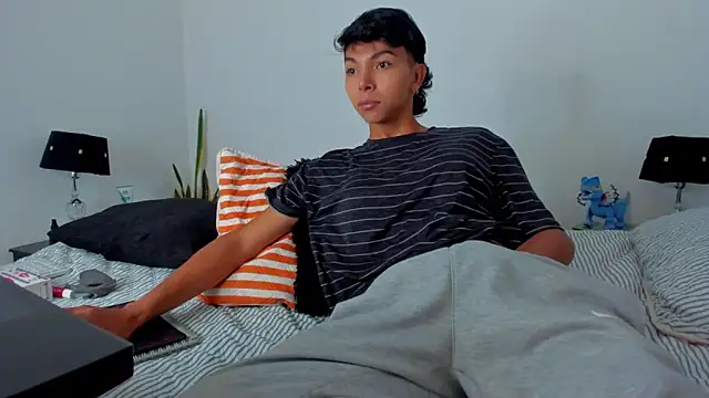 xhenisa  online show from 03.06.26
