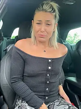 Snapshot of petrouchkaaa_ chatting on 04.12.26 petrouchkaaa online show from 04.12.26