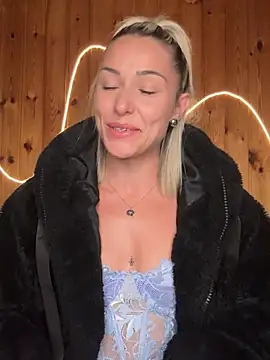 Snapshot of petrouchkaaa_ chatting on 04.16.26 petrouchkaaa online show from 04.16.26