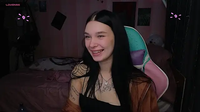 Snapshot of Amanda_Tender chatting on 10.23.25 Amanda Tender online show from 10.23.25