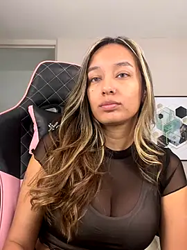 Snapshot of DianaHopson chatting on 10.15.25 DianaHopson online show from 10.15.25