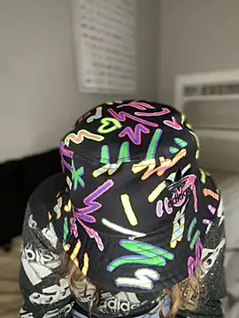 Snapshot of 4kUsh2Fashion0 chatting on 02.04.25 4kUsh2Fashion0 online show from 02.04.25