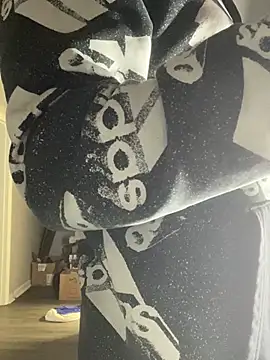 Snapshot of 4kUsh2Fashion0 chatting on 03.06.25 4kUsh2Fashion0 online show from 03.06.25