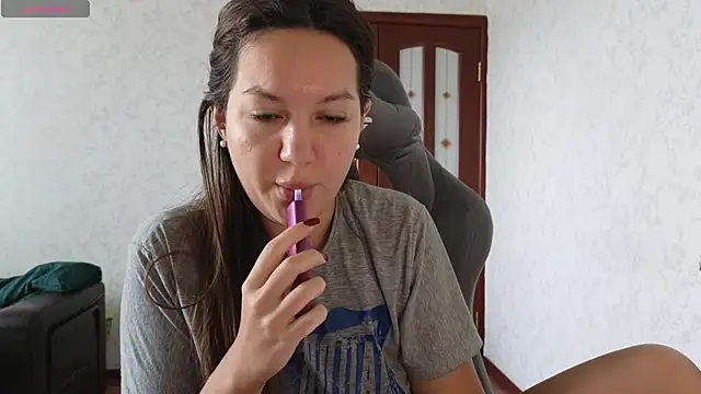 Snapshot of Nelly_Fischer chatting on 12.21.24 Nelly Fischer online show from 12.21.24