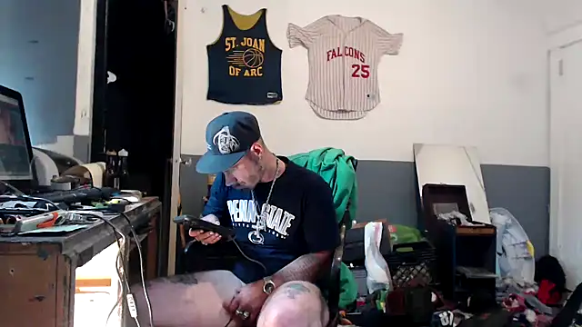 Snapshot of sledge901 chatting on 10.18.25 sledge901 online show from 10.18.25