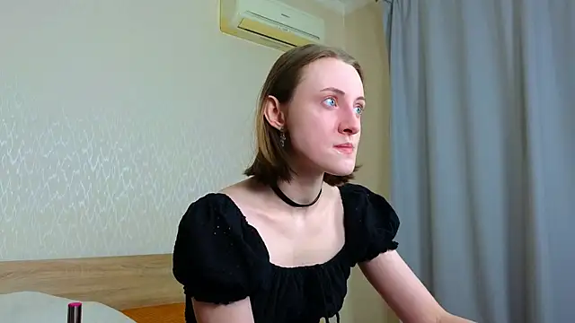 Snapshot of Cowell_Adelina chatting on 04.24.26 Cowell Adelina online show from 04.24.26