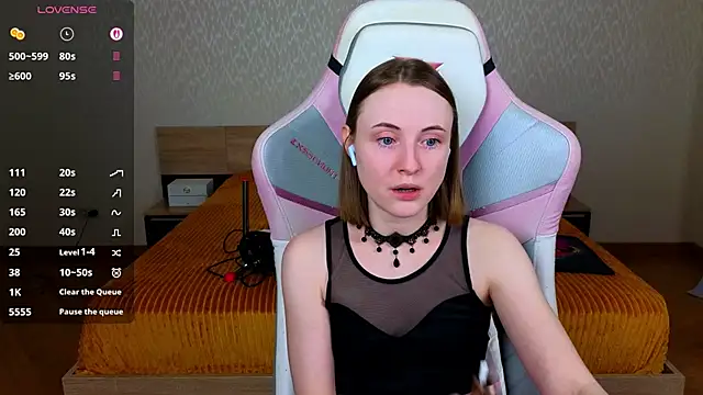 Snapshot of Cowell_Adelina chatting on 05.19.26 Cowell Adelina online show from 05.19.26