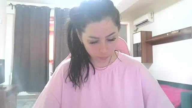 Snapshot of LovelyJulliette chatting on 06.17.26 LovelyJulliette online show from 06.17.26