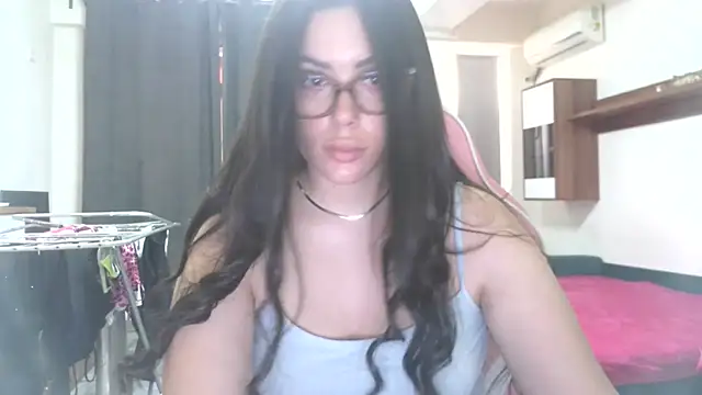 Snapshot of LovelyJulliette chatting on 06.20.26 LovelyJulliette online show from 06.20.26