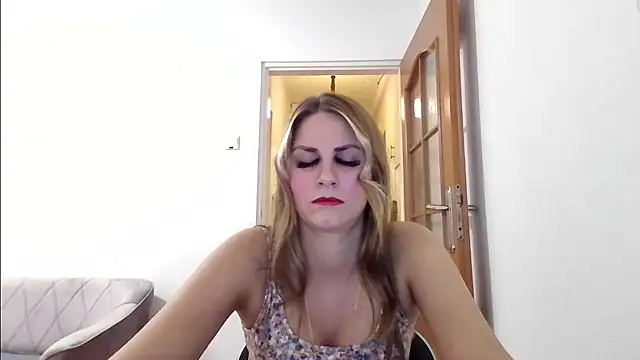 Snapshot of DagmarieFlirt chatting on 02.28.25 DagmarieFlirt online show from 02.28.25