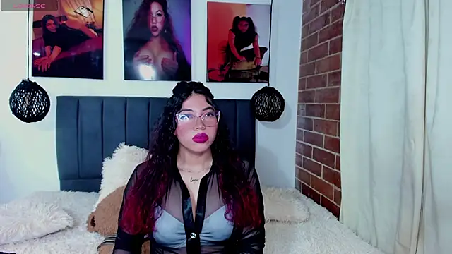 Snapshot of kyliejenner_hot chatting on 05.19.26 kyliejenner hot online show from 05.19.26