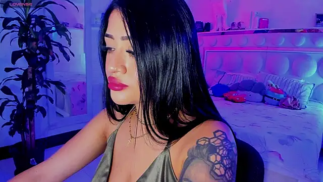 Snapshot of lucianaroy chatting on 06.12.26 lucianaroy online show from 06.12.26