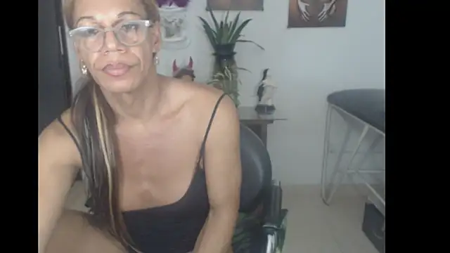 Snapshot of bardotbigcockts chatting on 02.02.25 bardotbigcockts online show from 02.02.25