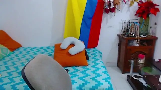 Snapshot of bardotbigcockts chatting on 11.18.25 bardotbigcockts online show from 11.18.25