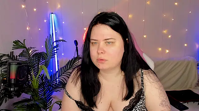 Snapshot of Akemi_BBW chatting on 12.17.24 Akemi BBW online show from 12.17.24